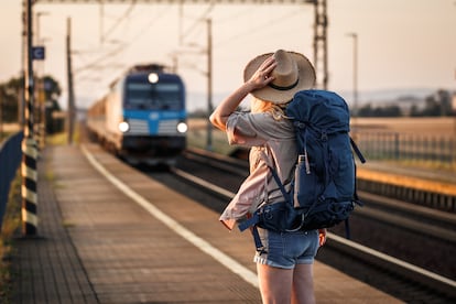 Una viajera esperando al tren.