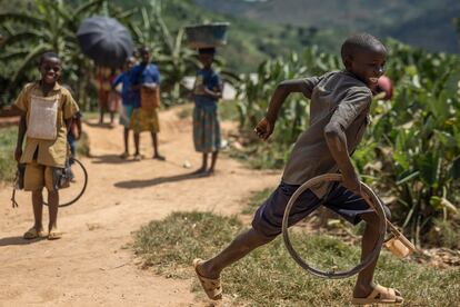 Solo el 57% de la población ruandesa tiene acceso a agua potable en un radio de 30 minutos de su casa, según datos de Unicef. Y aunque haya agua cerca de los hogares, a menudo no es potable. Cuando los niños beben agua contaminada, corren el riesgo de enfermar gravemente, e incluso de morir, de enfermedades transmitidas por el agua. En la foto, unos niños juegan en el distrito de Nyanza. 