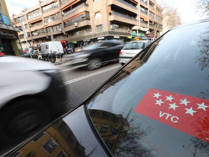 Un vehículo de transporte con conductor circulando por las calles de la capital.