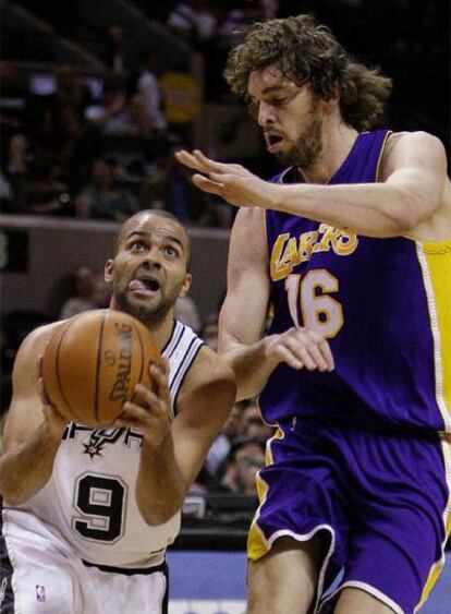 Pau Gasol, de los Lakers, juega el balón a su rival Tony Parker.