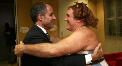 Francisco Camps salud&oacute; a G&eacute;rard Depardieu, caracterizado como Ob&eacute;lix, en 2006, en la Ciudad de la Luz.