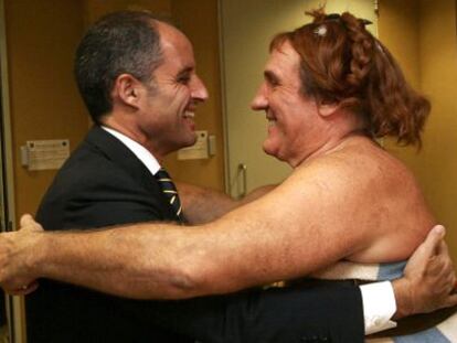 Francisco Camps saludó a Gérard Depardieu, caracterizado como Obélix, en 2006, en la Ciudad de la Luz.