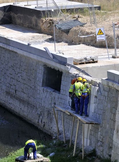 Obras en la zona del Puente del Rey, en el cauce del Manzanares.