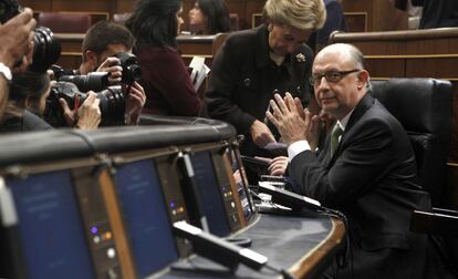 El ministro de Hacienda, rodeado de fotógrafos, antes de la votación a las enmiendas a los Presupuestos.