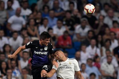 Casemiro y Guido Carrillo del Leganés, pelean un balón aéreo.