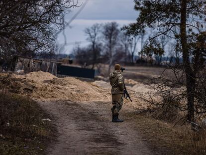 Un militar ucranio divisa con prismáticos un puesto del Ejército ruso, este domingo a las afueras de Brovari, un suburbio de Kiev.