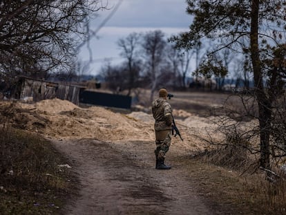 Un militar ucranio divisa con prismáticos un puesto del Ejército ruso, este domingo a las afueras de Brovari, un suburbio de Kiev.