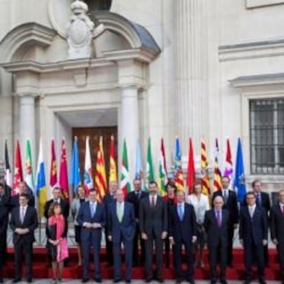 El rey Juan Carlos, junto al príncipe de Asturias y el presidente del Gobierno, Mariano Rajoy, posa con los 19 mandatarios de comunidades y ciudades autónomas.