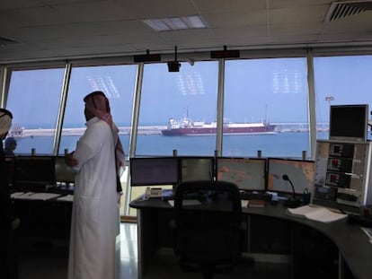 Sala de control en el puerto de Ras Laffan, a 80 kil&oacute;metros de Doha, el principal lugar de producci&oacute;n de gas natural administrado por Qatar Petroleum.&nbsp;