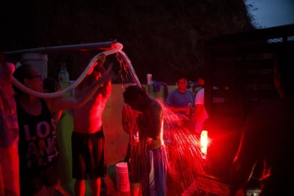 Un hombre víctima del huracán se ducha en un lugar improvisado en las montañas de Naranjito (Puerto Rico).