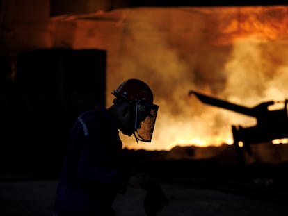 Un trabajador de un alto horno en la planta de hierro y acero de Chongqing, en China.