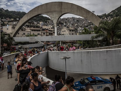 Ciudadanos en la favela Rocinha en Río de Janeiro (Brasil) se forman para recibir una donación de comida, en febrero de este año.