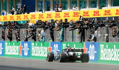Lewis Hamilton celebra su triunfo en Portimao con los miembros de su escudería
