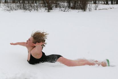 Galina Tiptsova, modelo de la agencia SibPlus Models y participante del concurso de belleza Miss Donut, salta a la nieve en el club de nadadores de invierno 'Oso Polar' en la localidad de Krasnoyarsk, Rusia.