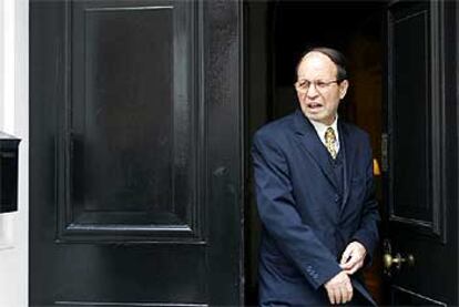 El embajador de Irak ante la ONU, Mohamed Al-Duri, a la puerta de su casa, ayer, en Nueva York.