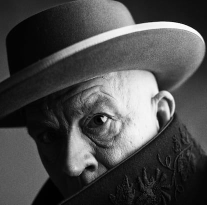 Malkovich interpreta la imagen de Pablo Picasso tomada por Irving Penn.