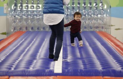 Una madre juega con su hijo en una zona infantil en Koriyama, prefectura de Fukushima (Japón), 27 de febrero 2014.