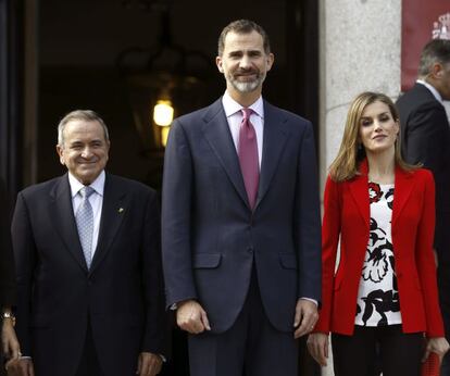 Los Reyes de España, don Felipe y doña Letizia, acompañados por el presidente del Consejo Superior de Investigaciones Científicas (CSIC), Emilio Lora-Tamayo, en el 75 aniversario del CSIC, hoy en Madrid.