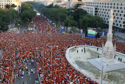 Más de 200.000 personas abarrotaron la plaza de Colón y el paseo de Recoletos hasta la plaza de Cibeles durante el partido de la final del Mundial.