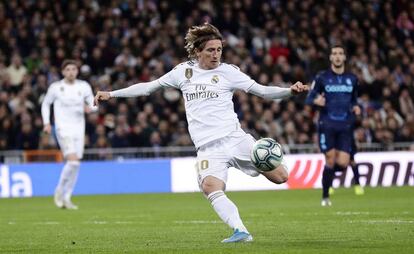 Modric empalma para marcar el tercero del Madrid.