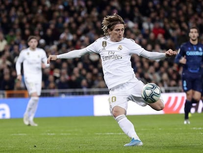 Modric empalma para marcar el tercero del Madrid.