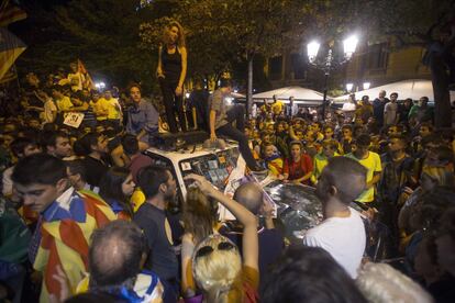 Els concentrats protesten per l'escorcoll que duu a terme la Guàrdia Civil per ordre judicial a la conselleria cridant consignes a favor del referèndum de l'1 d'octubre.