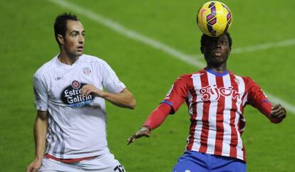 Ndi, del Sporting, controla el balón ante Pavón.