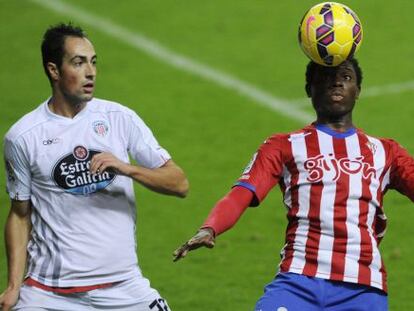 Ndi, del Sporting, controla el balón ante Pavón.