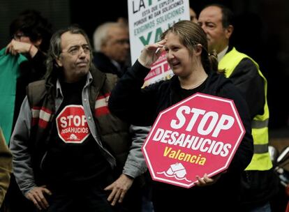 Miembros de la Plataforma de Afectados por la Hipoteca (PAH) durante una concentración en Valencia.