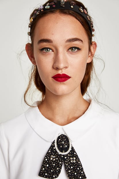 Diadema negra repleta de pedrería + semirecogido despeinado. Una opción equilibrada perfecta tanto como con una camisa como con un vestido de noche. Es de Zara y cuesta 15,95 euros.