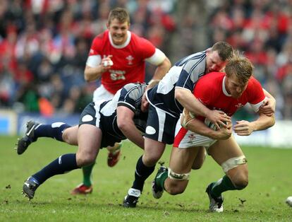 8/02/2009. Andy Powell ( d) , de Gales, es placado por Allan Jacobsen ( c) y Geoff Cross ( 2i) , durante el partido Escocia 13- Gales 26 del torneo Seis Naciones de rugby.