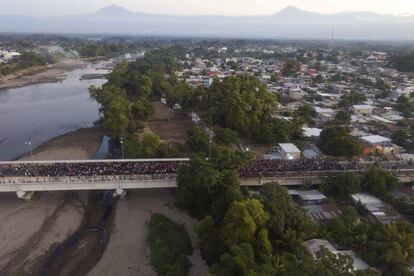 Multidão se concentra na fronteira fechada entre o México e a Guatemala.