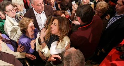 Susana D&iacute;az abraza a una ni&ntilde;a, durante un acto electoral en Granada.