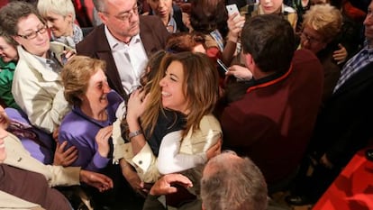 Susana D&iacute;az abraza a una ni&ntilde;a, durante un acto electoral en Granada.