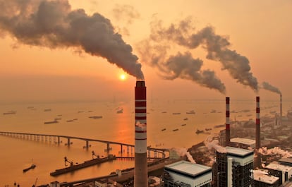 Chimeneas de una central eléctrica de carbón en Nantong, en China.