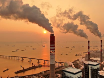 Chaminés de uma central termoelétrica a carvão em Nantong, na China.