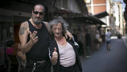 Els actors Daniel Rojo i Eduardo Gómez al mercat de l'Abaceria.