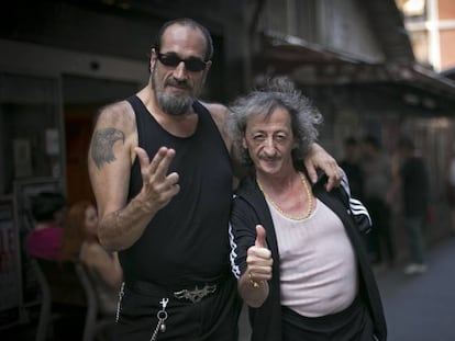 Els actors Daniel Rojo i Eduardo Gómez al mercat de l'Abaceria.