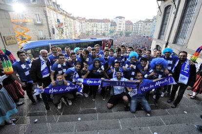 La plantilla del Deportivo Alavés reciben en Vitoria un multitudinario recibimiento por su ascenso a Primera División.