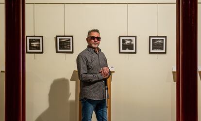 El fotógrafo Jose Manuel Magano en la inauguración de su exposición 'Mucho por ver'.