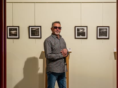 El fotógrafo Jose Manuel Magano en la inauguración de su exposición 'Mucho por ver'.