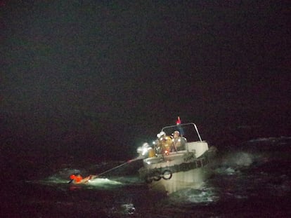 El náufrago del carguero de ganado hundido con el chaleco salvavidas, este miércoles en el Mar Oriental de China.