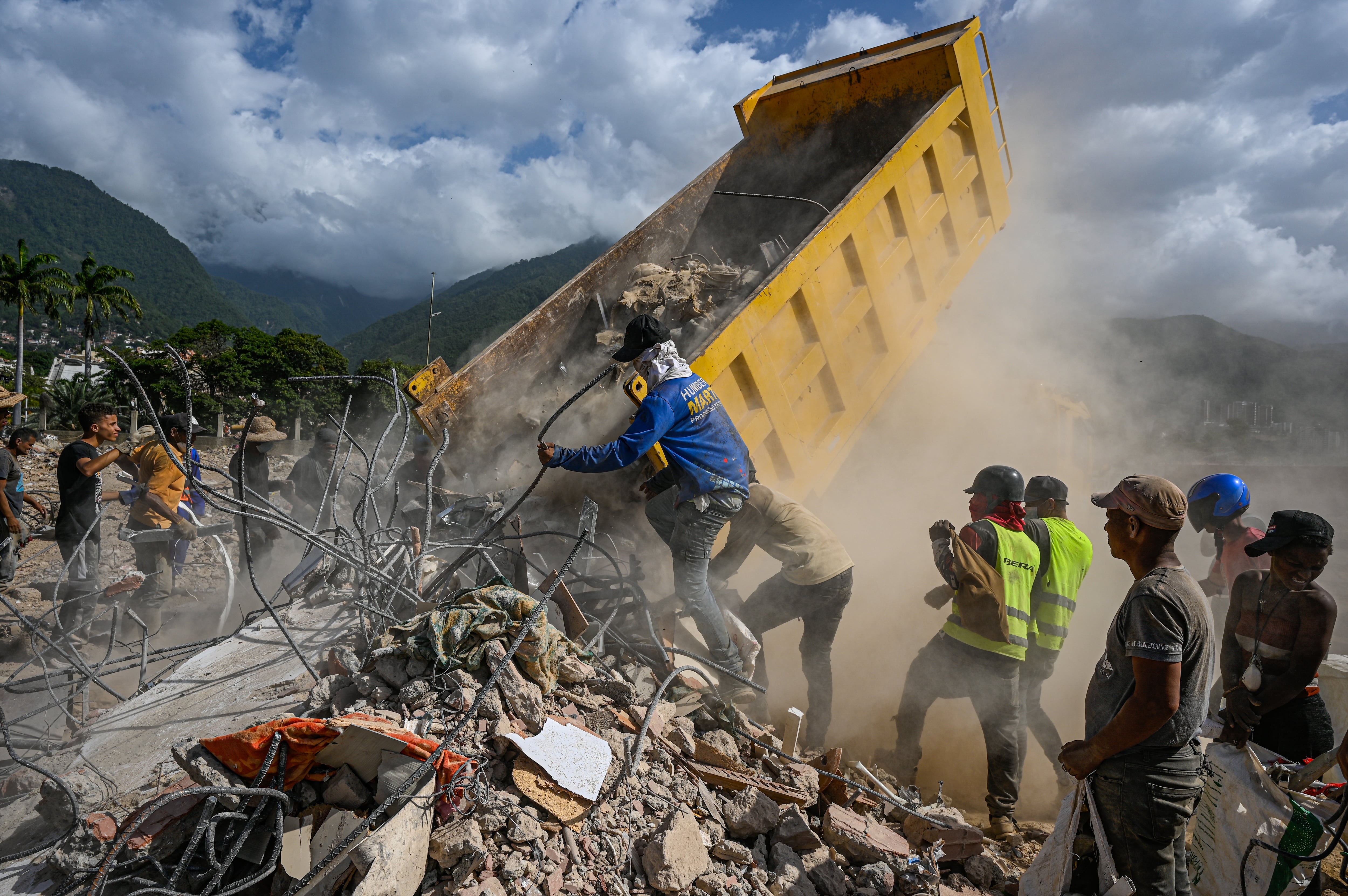 Descarga de escombros de los edificios derrumbados en La Guaira.
