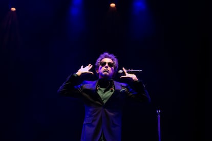 Andrés Calamaro, durante su concierto del martes en el Wizink Center, en Madrid, dentro de su gira Cargar la suerte 22.