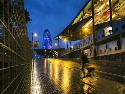 La Torre Agbar con la fachada encendida la noche del viernes.