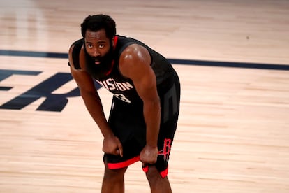 James durante uno partido entre Houston y Oklahoma en los playoffs de la pasada temporada.