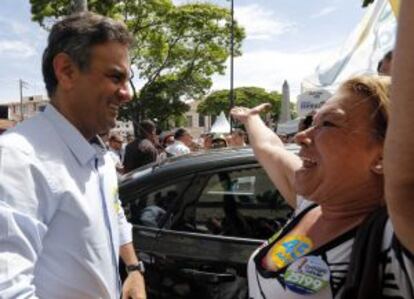 Aécio é recebido por uma simpatizante.