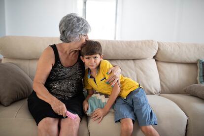 Después de hablar con el niño sobre cómo quiere saludar, es valioso no poner etiquetas porque no significa que esté faltando al respeto a la otra persona. 