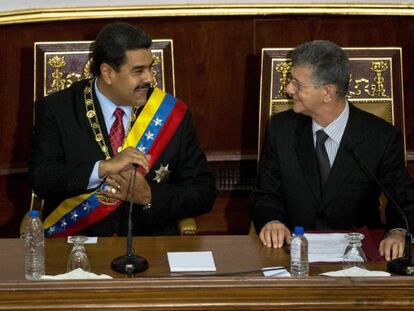Nicolás Maduro habla con el opositor Henry Ramos Allup.