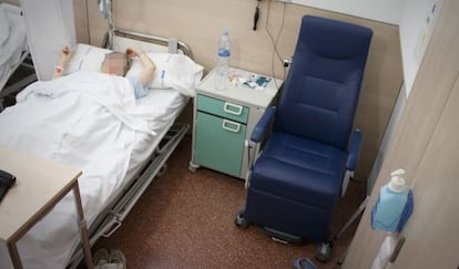 Habitaci&oacute;n con butaca de alquiler en el hospital L&#039;Esperan&ccedil;a (Barcelona).